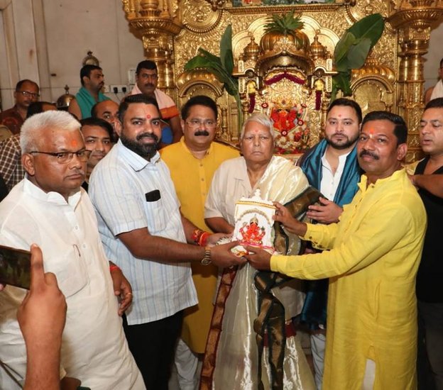 Lalu and tejashvi at Sidhivinayak 