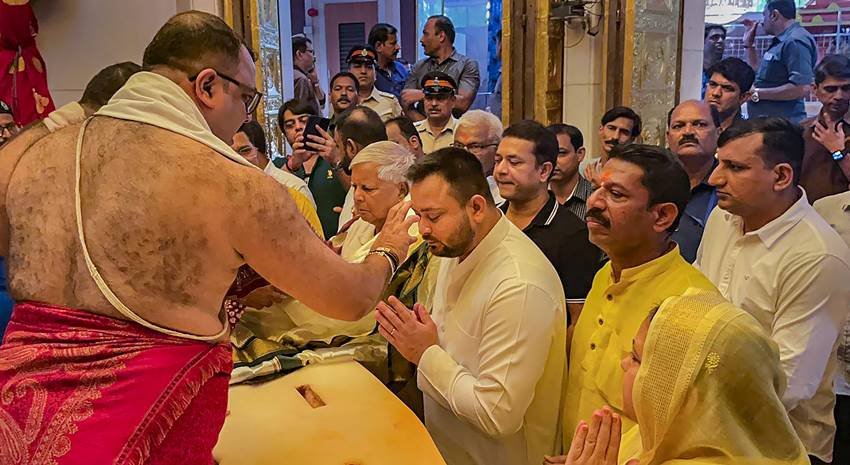 Tejashwi yadav in Sidhivinayak Temple