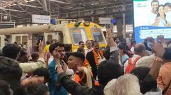 मुंबई लोकल ट्रेन ड्राइवर को यात्रियों ने दी यादगार विदाई, प्लेटफॉर्म पर ही किया डांस; देखिए वीडियो