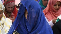 UP: मंदिर में नमाज पढ़ने पर मुस्लिम मां-बेटी गिरफ्तार, हालात को देखते हुए गांव में पुलिस-पीएसी तैनात