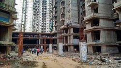 नोएडा लिफ्ट हादसे में मरने वालों की संख्या हुई आठ, एक श्रमिक की हालत गंभीर, सामने आई लापरवाही की बात