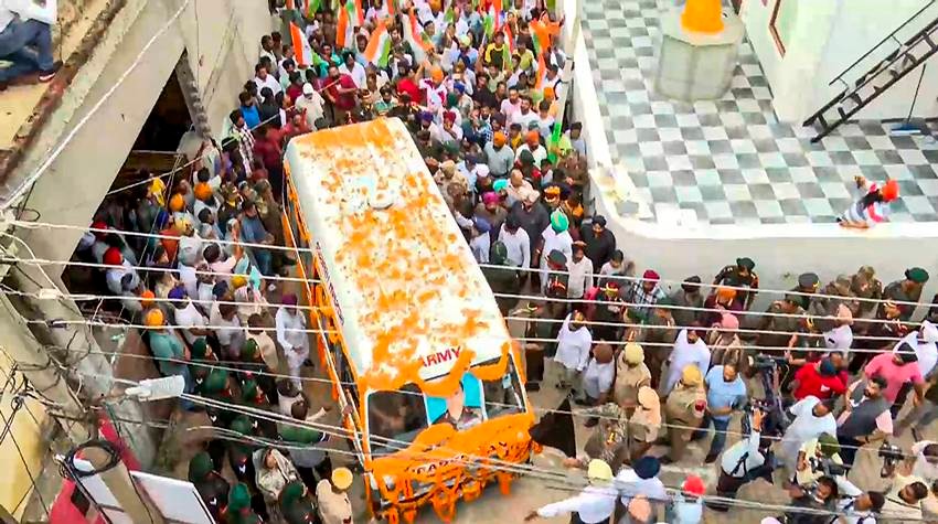Colonel Manpreet Singh son wearing uniform gives last salute to his ...