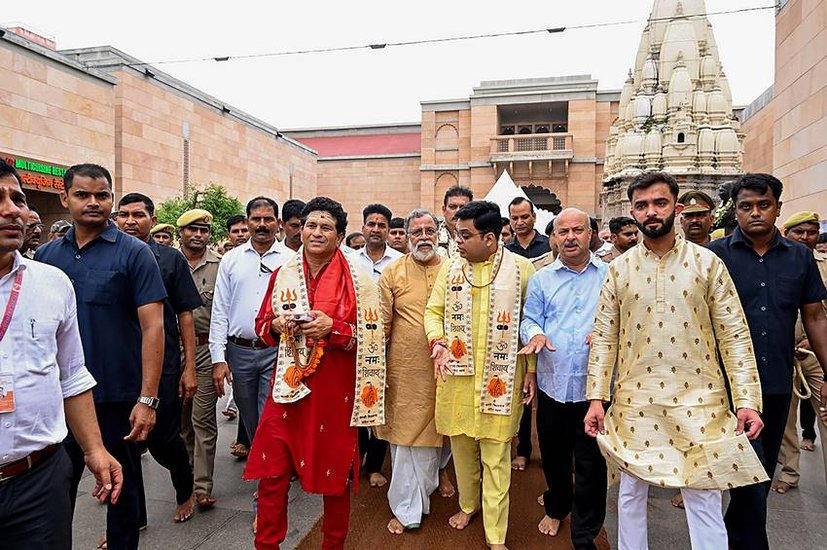 यहां पहुंचकर सचिन ने काशी विश्वनाथ मंदिर में महादेव के दर्शन किए। (PTI Photo)
