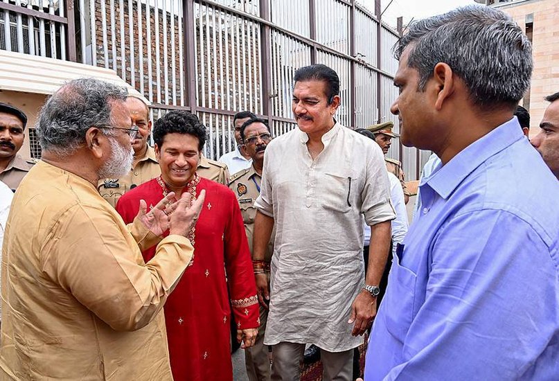 आज प्रधानमंत्री नरेंद्र मोदी वाराणसी में अंतरराष्ट्रीय क्रिकेट स्टेडियम का शिलान्यास करेंगे। इस मौके पर क्रिकेट की कई हस्तियां यहां मौजूद रहेंगी। इसी बीच सचिन तेंदुलर भी वाराणसी पहुंच चुके हैं। (PTI Photo)