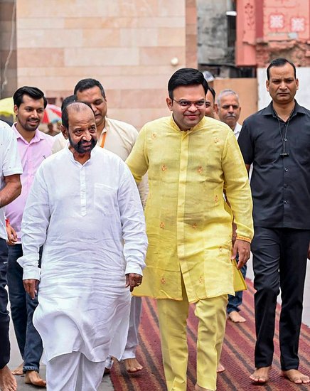 सचिन के अलावा इंडियन क्रिकेट कंट्रोल बोर्ड के सचिव जय शाह भी काशी विश्व विश्वनाथ मंदिर पहुंचे। (PTI Photo)