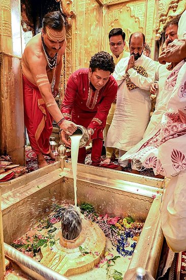सचिन ने भगवान शिव का जलाभिषेक किया और पूजा अर्चना की। (PTI Photo)