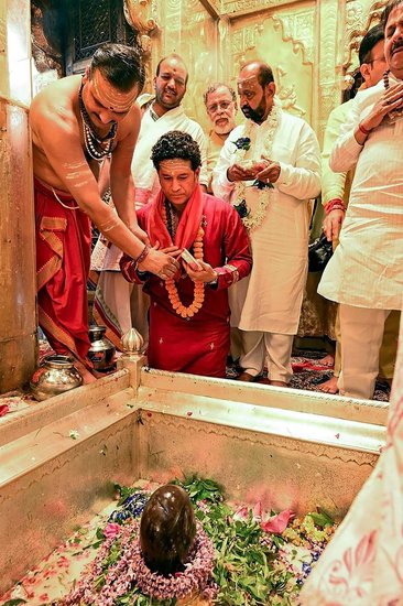 इस दौरान सचिन लाल कुर्ता और पायजामा में नजर आए। (PTI Photo)