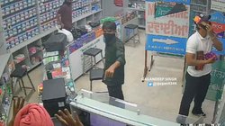 मेडिकल स्टोर में चोरी करने घुसे चोर, नहीं मिला ज्यादा पैसा तो करने लगे ऐसी हरकत; देखिए CCTV वीडियो