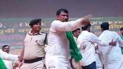 मंच से कूदकर RJD विधायक ने अपने ही नेता के समर्थकों की कर दी पिटाई, BJP ने ली चुटकी; वीडियो वायरल