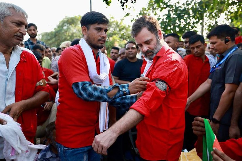 Rahul Gandhi at anand vihar station