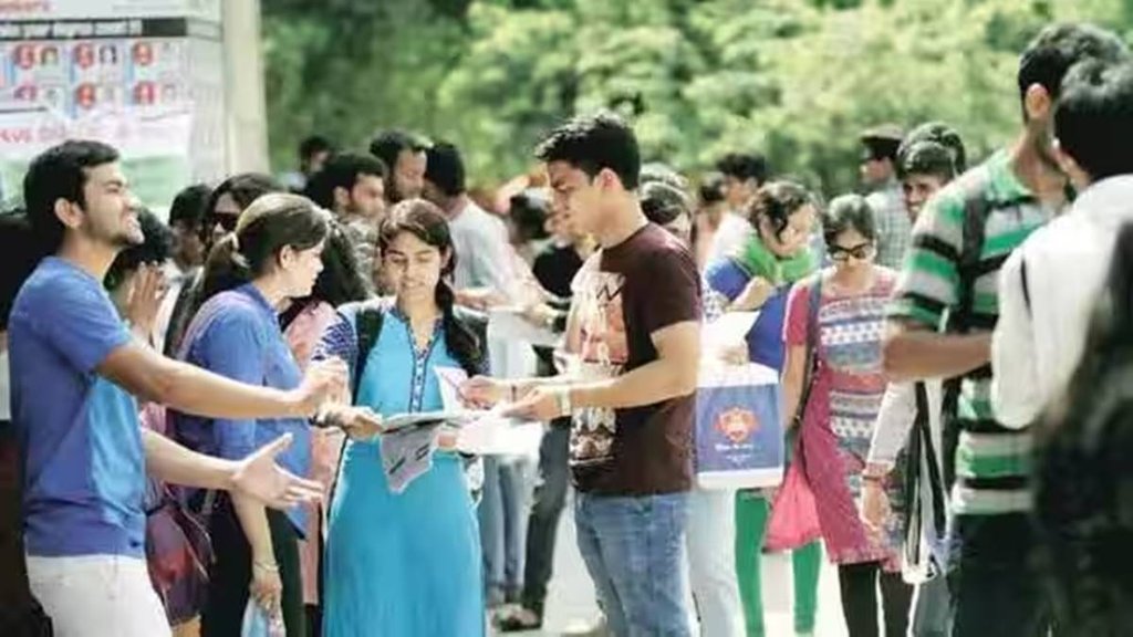 Dunia Mere Aage |