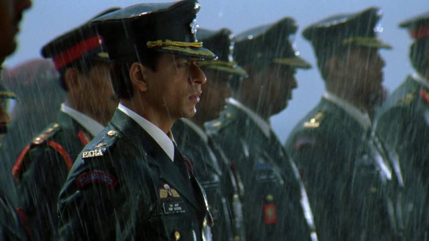 Main Hoon Na: साल 2004 की फिल्म मैं हूं नाम में शाहरुख मेजर राम नाम के आर्मी ऑफिसर के किरदार में नजर आए थे। फिल्म ब्लॉकबस्टर हिट हुई थी।
