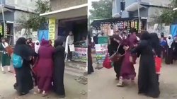 सड़क पर भिड़ गई दो लड़कियां, भरे बाजार में जमकर हुई मारपीट; वीडियो हो गया वायरल