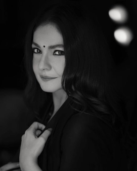 Pooja bhatt controversial topless photo shoot