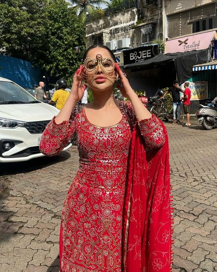 Uorfi Javed at Siddhivinayak temple