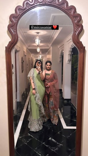 सानिया अपनी बहन अनम मिर्जा के साथ इस शादी समारोह का हिस्सा बनीं। (Source: @mirzasaniar/instagram)