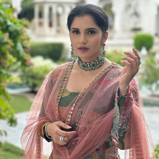 परिणीति चोपड़ा और राघव चड्ढा शादी के बंधन में बंध चुके हैं। उनकी शादी में टेनिस प्लेयर सानिया मिर्जा सहित कई फेमस सेलिब्रिटीज और नेता शामिल हुए। (Source: @mirzasaniar/instagram)