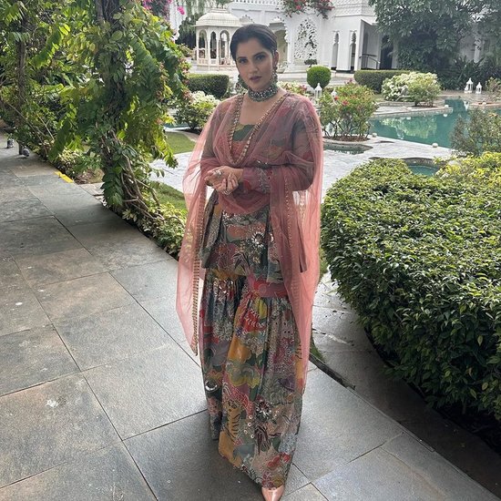 सानिया ने सोशल मीडिया पर अपनी कुछ तस्वीरें शेयर की है, जिसमें वह शरारा सेट में नजर आ रही है। (Source: @mirzasaniar/instagram)