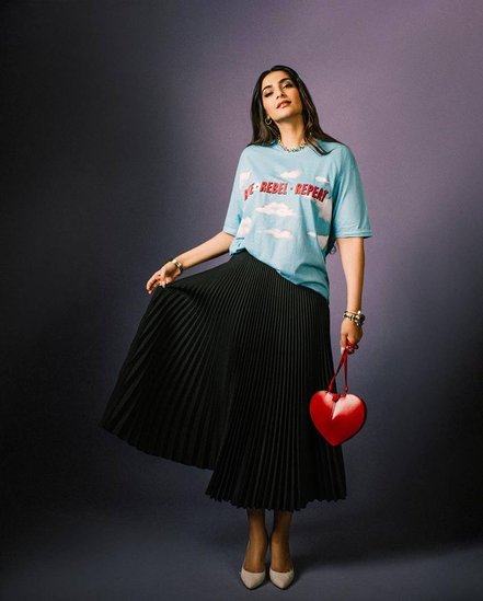 sonam kapoor bold look