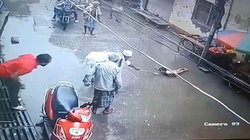 वाराणसी: खंबे से फैले करंट की चपेट में आया बच्चा, बुजुर्गों ने बचाई जान; सोशल मीडिया पर जमकर हो रही तारीफ