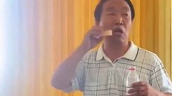 साबुन को नेचुरल साबित करने के लिए बिस्किट की तरह खाने लगा चाइनीज, देखिए ये वीडियो