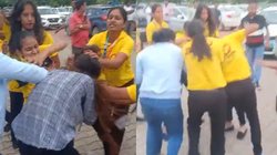 एयरपोर्ट पर आपस में भिड़ीं लड़कियां, जमकर चले थप्पड़, वीडियो वायरल