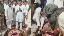 शिवलिंग के बगल में हाथ धोते योगी सरकार के मंत्री का वीडियो वायरल, भड़के लोग कर रहे ऐसे कमेंट्स