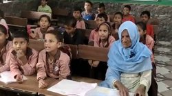 92 साल की उम्र में पढ़ने जाती हैं ये दादी, हौसला देख लोग जमकर कर रहे तारीफ