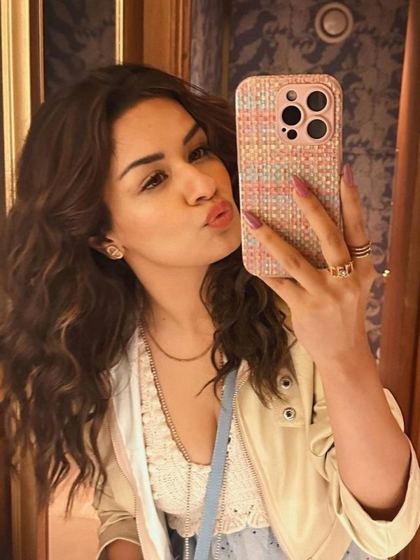 cropped-AVNEET-KAUR-MASTI-MOOD-IN-LONDON.jpg