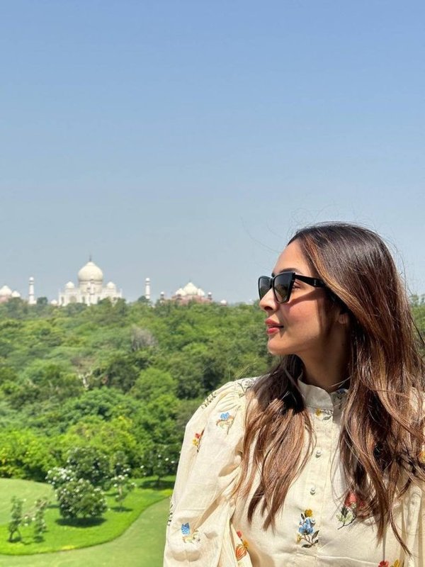 MALAIKA ARORA AT TAJMAHAL