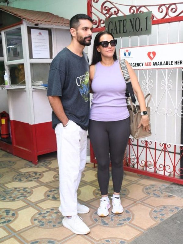 Neha Dhupia seen with her husband outside the clinic (6)