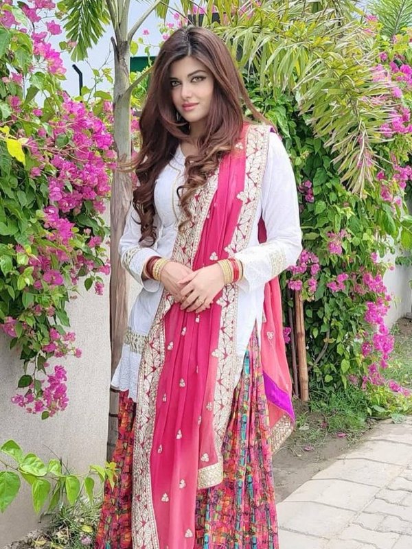 PAKISTANI WOMAN LOOKS LIKE AISHWARYA RAI