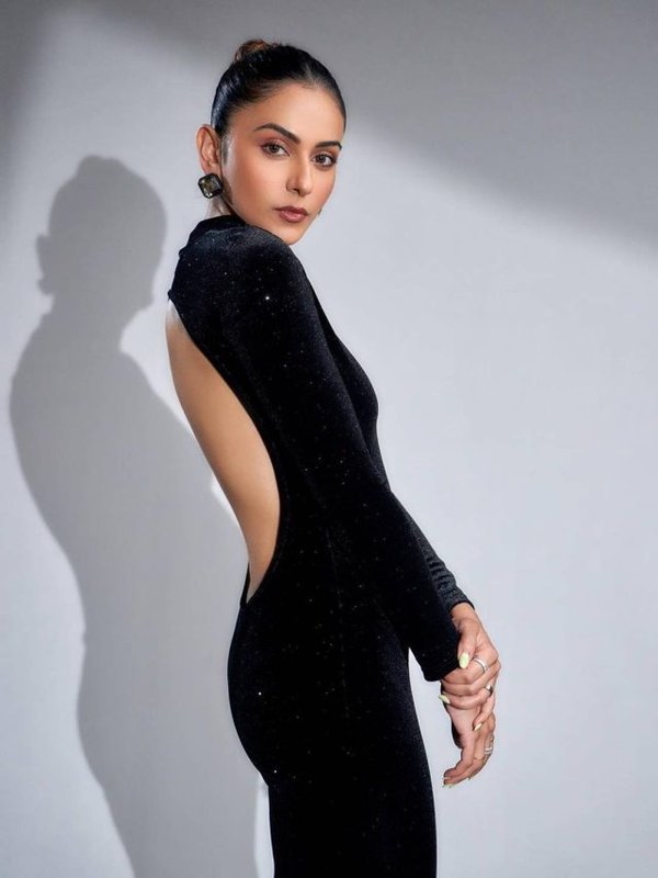 RAKUL PREET IN BACKLESS GOWN