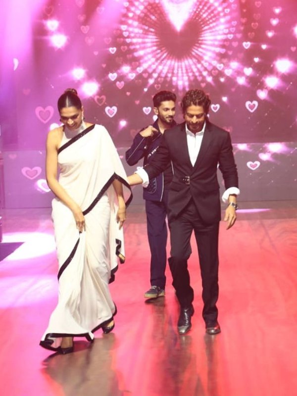 SHAHRUKH KHAN DEEPIKA EVENT POSE