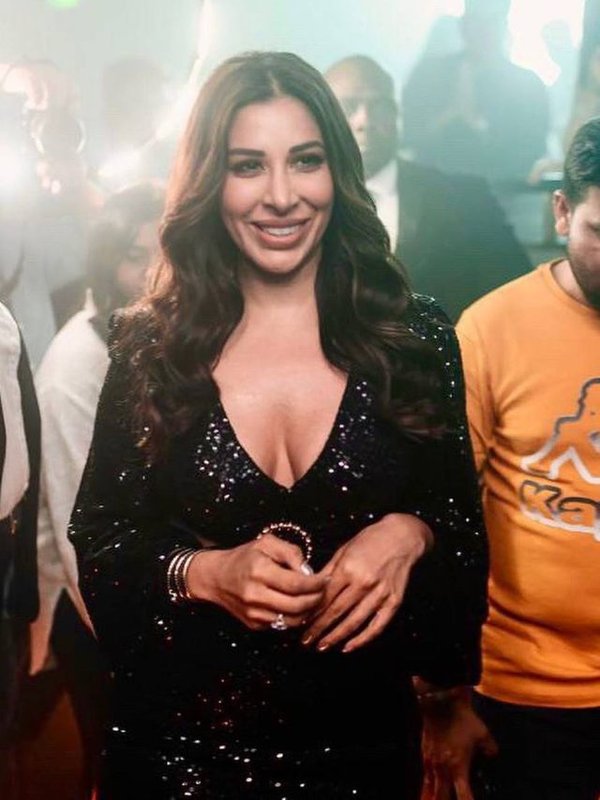 SOPHIE CHOUDRY IN BLACK SIZLING LOOK