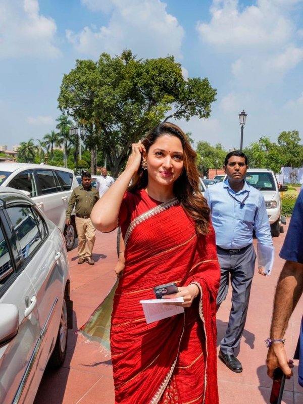 cropped-Tamannaah-Bhatia-in-Ine-Parliament-7.jpg