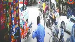 Delhi Police Viral Video: चैन स्नैचिंग कर भाग रहे थे चोर फिर ASI से हो गया सामना, देखिए क्या हुआ आगे