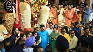 Mukesh Ambani bowed his head before Lalbaugcha Raja, performed Bappa's aarti with his family