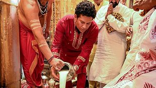Sachin Tendulkar reached Varanasi, worshipped in Kashi Vishwanath temple