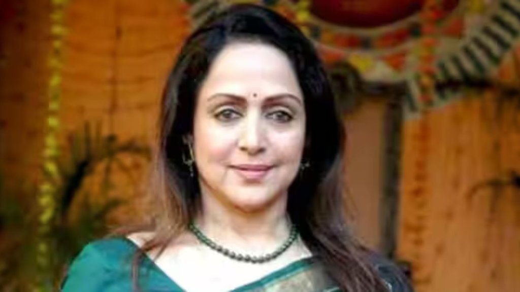 Hema Malini| fans misbehaved| mumbai-doha flight