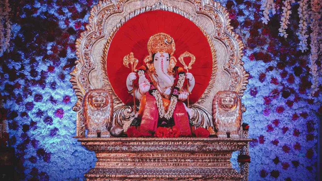 , pooja ke phool, pooja ke phool ka prayog kaise karein, mandir se mile phool