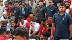 कुली की ड्रेस में आनंद विहार रेलवे स्टेशन पहुंचे राहुल गांधी, सर पर उठाया यात्रियों का सामान, देखें Video