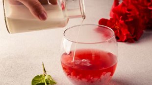 rose water for glowing skin, Garmi me chehre par gulab jal lagane ke fayde,चेहरे पर गुलाब जल कैसे लगाएं, गुलाब जल के फायदे, benefits of rose water