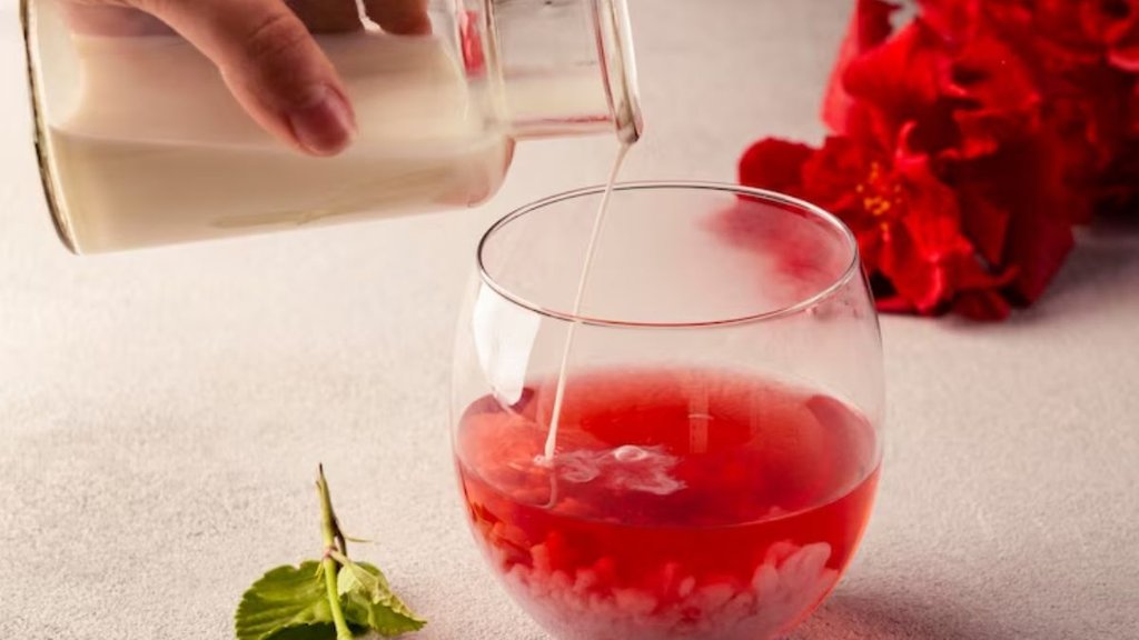 rose water for glowing skin, Garmi me chehre par gulab jal lagane ke fayde,चेहरे पर गुलाब जल कैसे लगाएं, गुलाब जल के फायदे, benefits of rose water