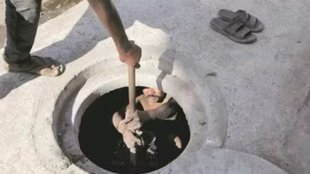 Delhi | Two men die | Manhole toxic gas