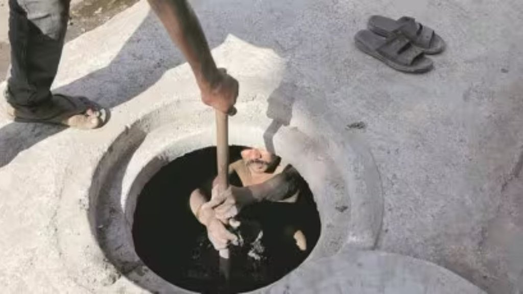 Delhi | Two men die | Manhole toxic gas