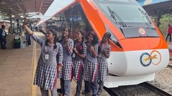 Vande Bharat Express Train: ​​सीट के रंग से लेकर एयरोसोल आधारित फायर डिटेक्शन तक, वंदे भारत में किए गए ये 10 बड़े बदलाव