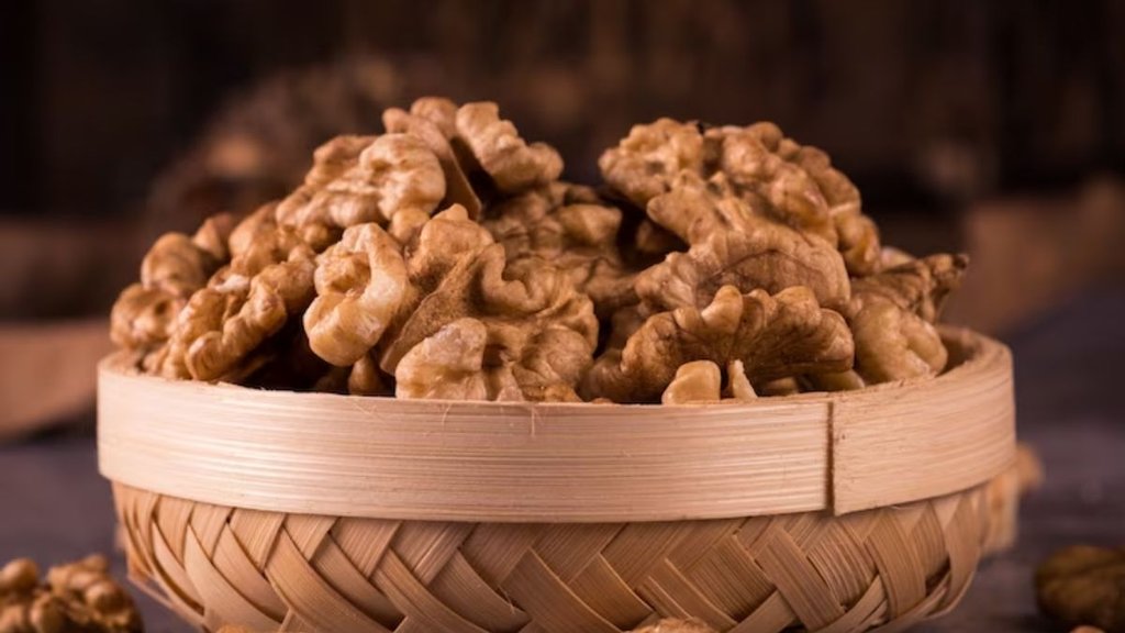 can we consume walnut daily,how to Consume walnut dry or soaked,amazing benefits of walnut,अखरोट के सेहत के लिए फायदे,