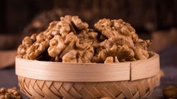 Consume Walnut: अगर आप रोज़ाना अखरोट का सेवन करेंगे तो आपकी बॉडी पर कैसा पड़ेगा असर? Walnut का सेवन सूखा करें या भिगोकर ये भी जानिए