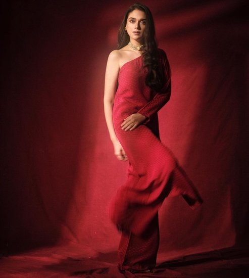 Aditi Rao Hydari red dress look